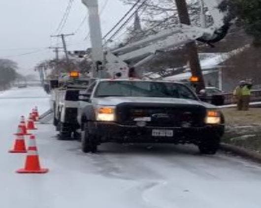ONCOR: EMERGENCY OPERATIONS FEB. 17 UPDATE Oncor employees making repairs