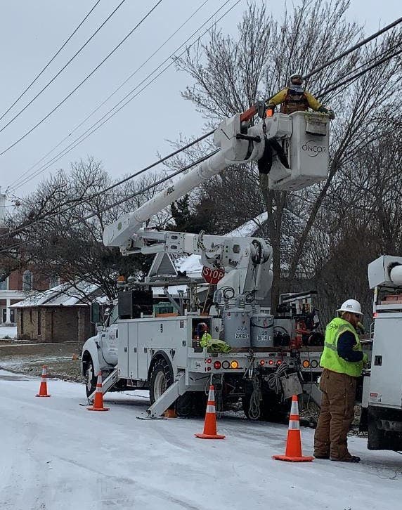 ONCOR: EMERGENCY OPERATIONS FEB. 18 UPDATE Line workers in bucket truck making repairs