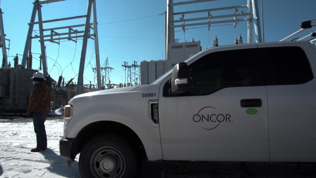 ONCOR PREPARED FOR COOLER TEMPS, REMAINING WINTER MONTHS Oncor employee working in the snow